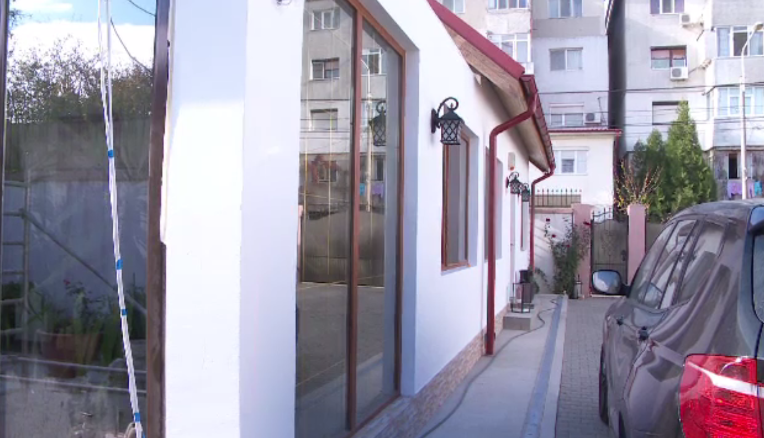 Soluția găsită de români pentru a-și construi o casă rapid și cu puțini bani. ”Mi se pare mult mai practică”