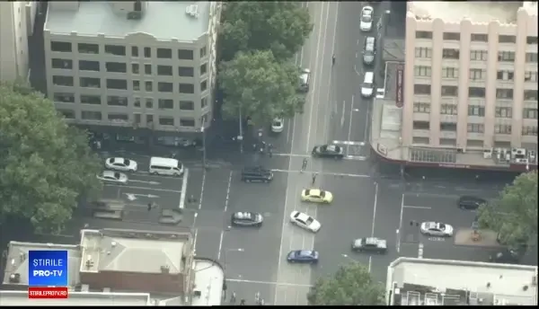 Atac în Melbourne. Un bărbat a incendiat o mașină și a înjunghiat pietoni. O persoană a murit