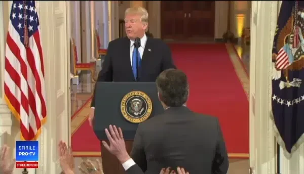 Controverse după confruntarea lui Trump cu un jurnalist CNN. Casa Albă ar fi distribuit un video trucat