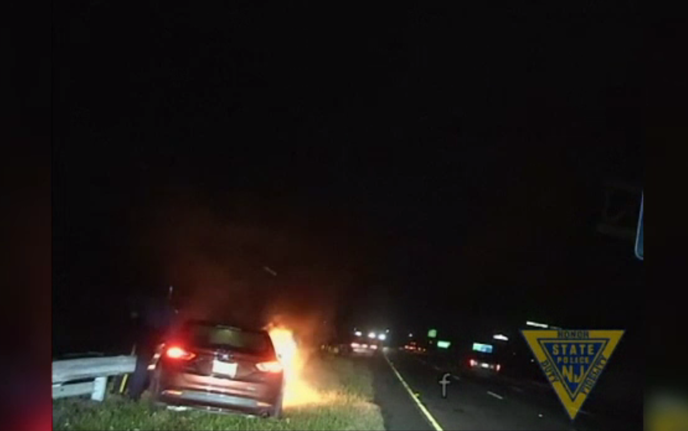 Șofer salvat în ultima clipă de polițiști, după ce mașina i-a luat foc