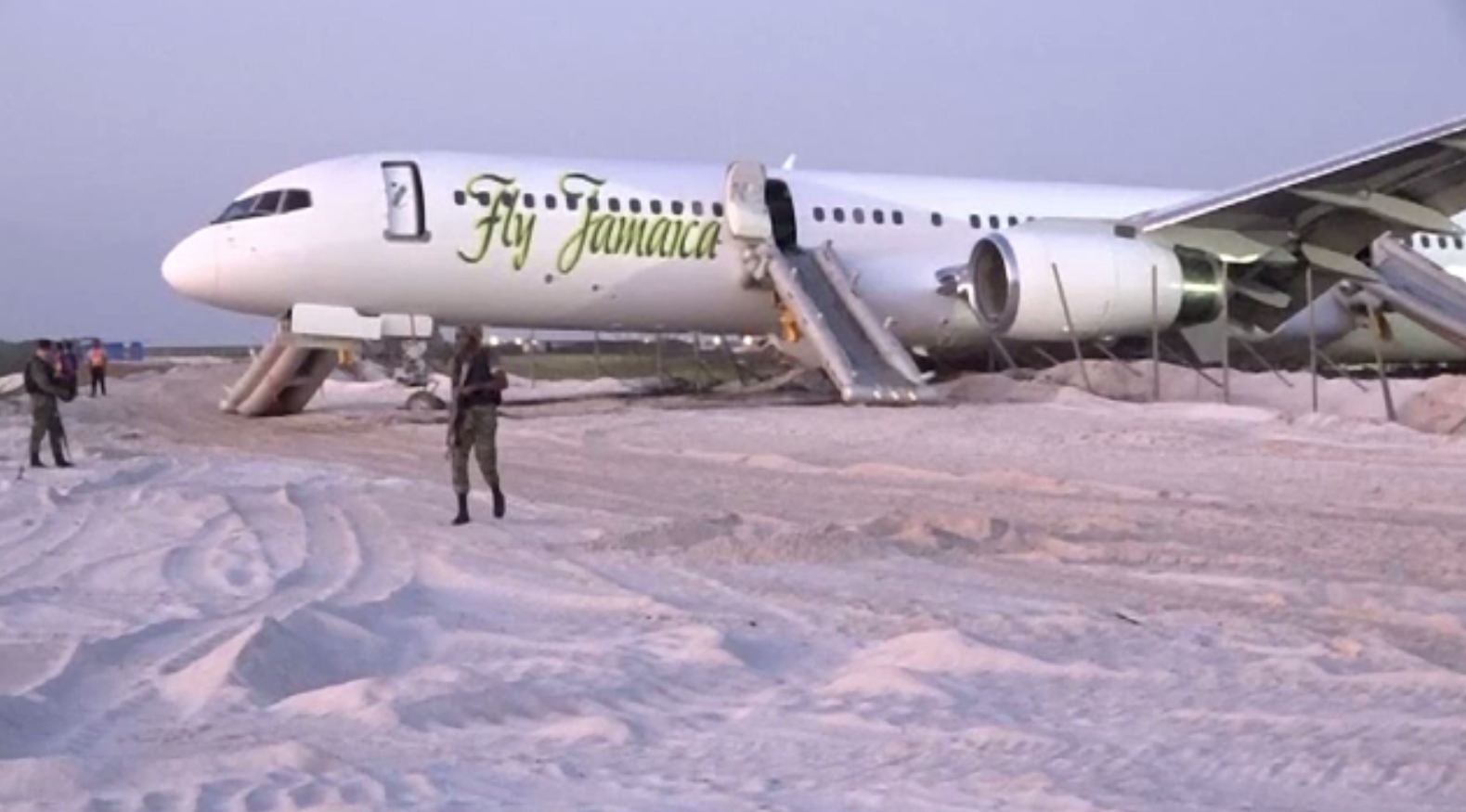 Aterizare de urgență a unui avion cu 126 de oameni la bord. Pasagerii au fost evacuați pe tobogane