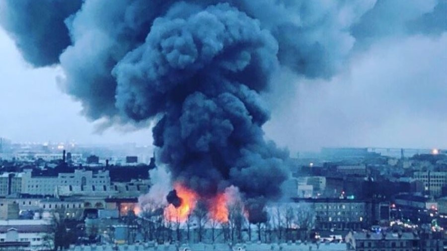 Incendiu puternic într-un centru comercial din Rusia. 800 de oameni au fost evacuați. VIDEO