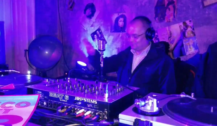 Emil Boc, filmat în timp ce mixează piesa ”Like a virgin” într-un club din Cluj. VIDEO