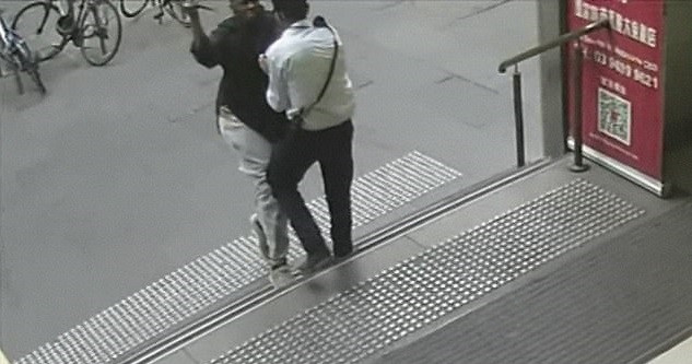 Momentul șocant în care atacatorul din Melbourne își înjunghie victima în gât