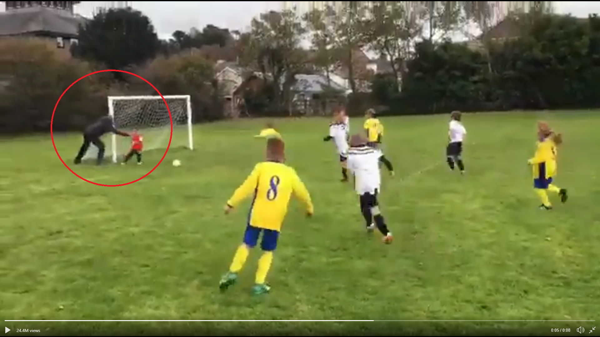 Momentul în care un tată își împinge fiul de 6 ani pe terenul de fotbal ca să evite un gol. VIDEO