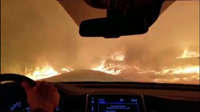 Filmare impresionantă: o familie conduce printre flăcări și se roagă să scape. VIDEO