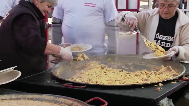 Omletă din 600 de ouă și 5 kg de cârnați la un festival culinar. Restricții din cauza pestei porcine