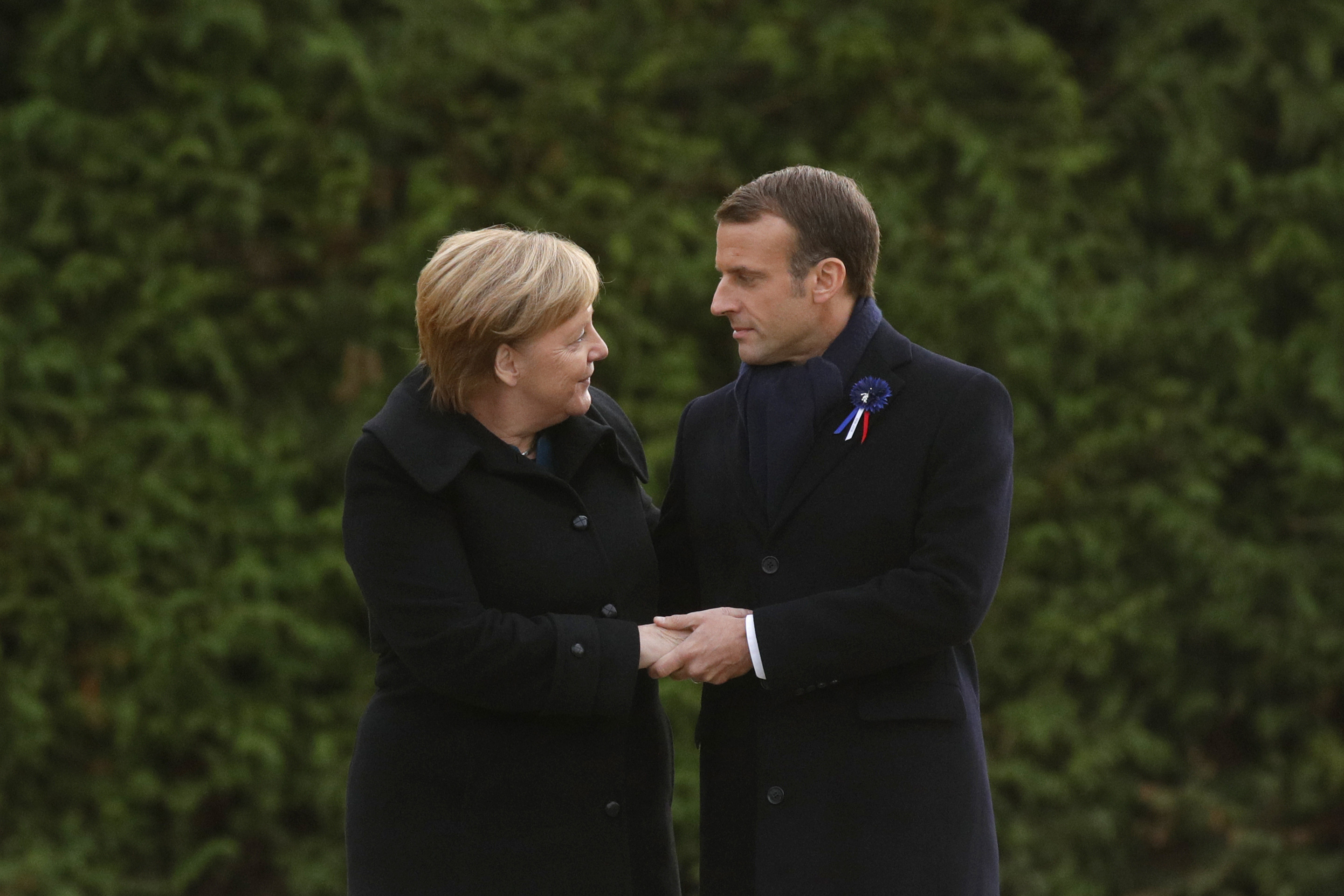 Merkel și Macron s-au ținut de mână. Gestul simbolic făcut în premieră de cei doi lideri