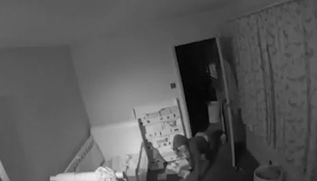 Momente de groază pentru un tată care vede LIVE pe aplicația de pe mobil cum hoții intră în camera copilului