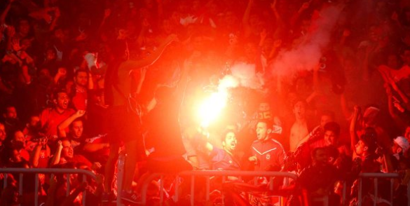 O mașină a intrat cu viteză în mulțimea care sărbătorea victoria unei echipe de fotbal