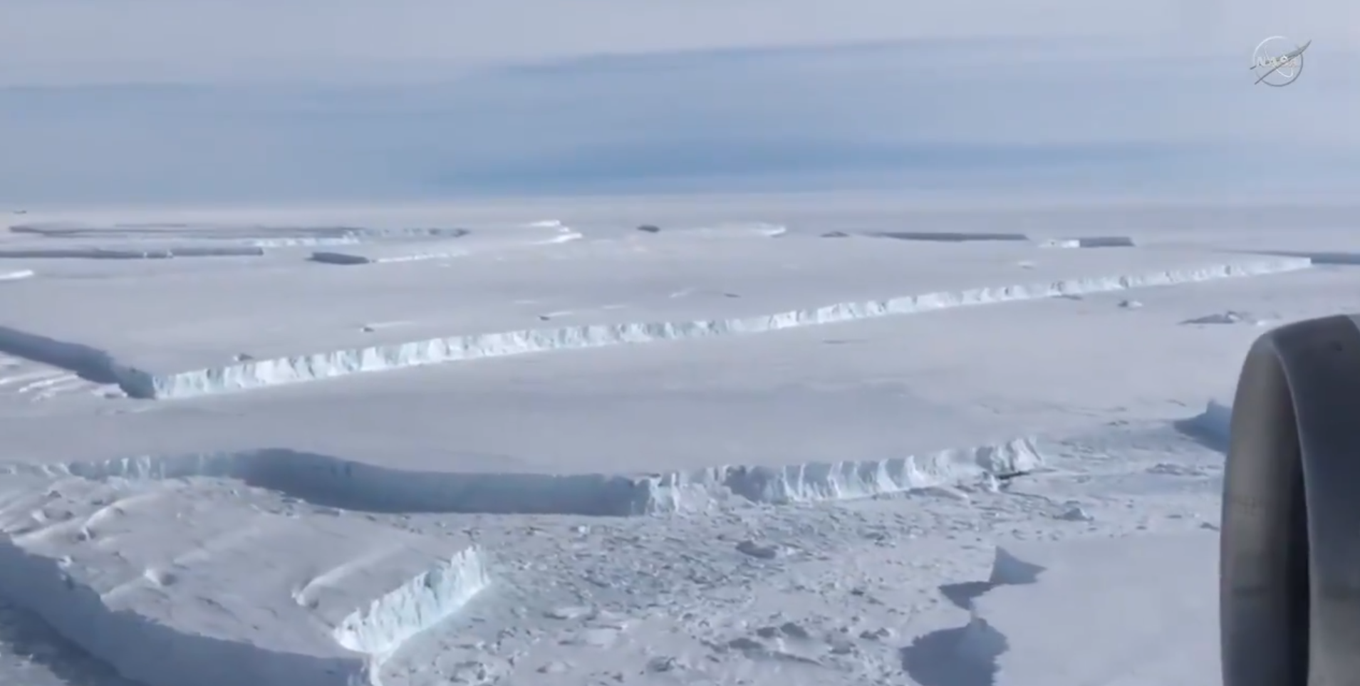 NASA a publicat imagini cu un iceberg imens. Are o suprafață de 3 ori mai mare decât Manhattan. VIDEO