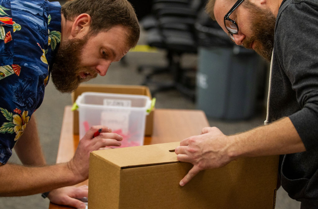 Şeful FBI acuză Rusia că încearcă în continuare să se amestece în alegerile din SUA