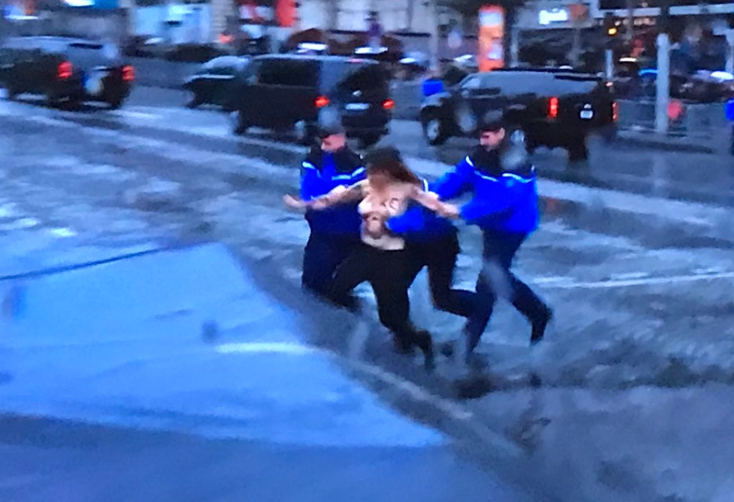 Incident în timp ce maşina în care se afla Donald Trump trecea pe Champs-Elysees. Două activiste Femen, reținute