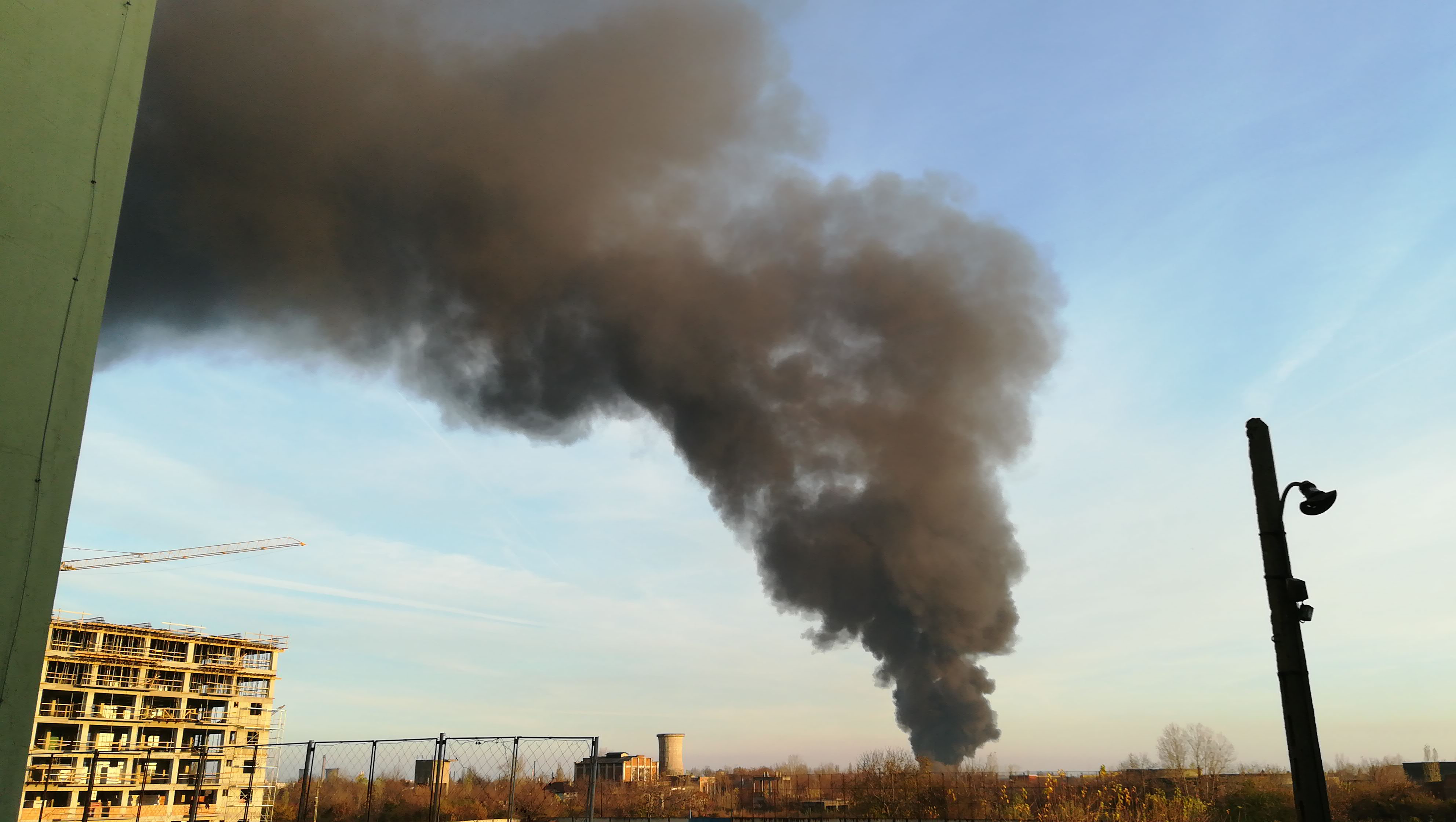 Incendiu la un depozit de mase plastice, în Ploiești. Populaţia, sfătuită să rămână în locuinţe