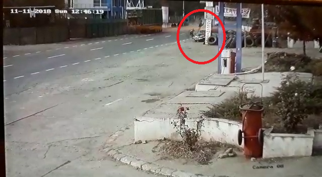 Momentul în care tânărul recidivist din Brăila lovește în plin doi oameni cu mașina, filmat de camere. VIDEO