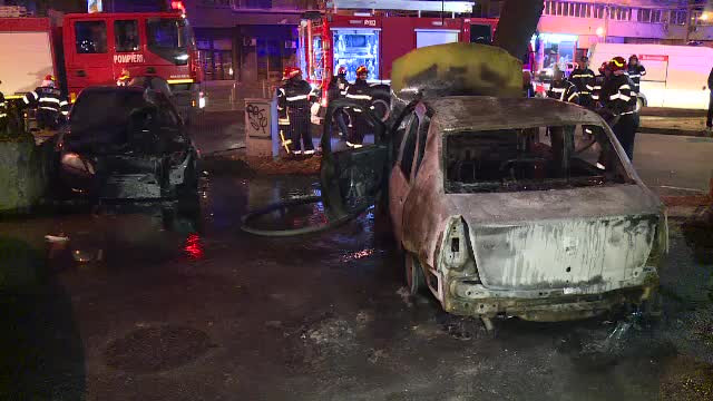 Două mașini au ars lângă Pasajul Basarab. Scânteile de la un panou electric au pornit incendiul
