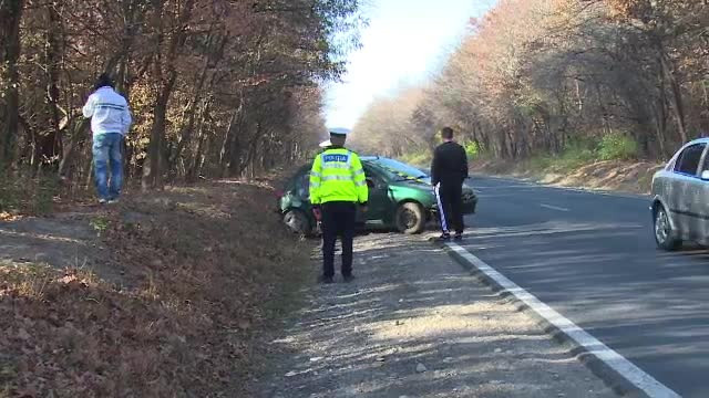 Doi copii au fost răniți după ce tatăl lor a pierdut controlul într-o depășire