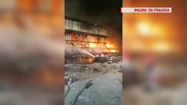 Pompierii se luptă de 2 zile cu un incendiu. Oamenii, sfătuiți să rămână în case