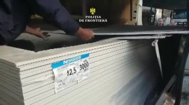 Descoperire uimitoare a poliţiei în plăcile de rigips. Ce au ascuns acolo traficanţii
