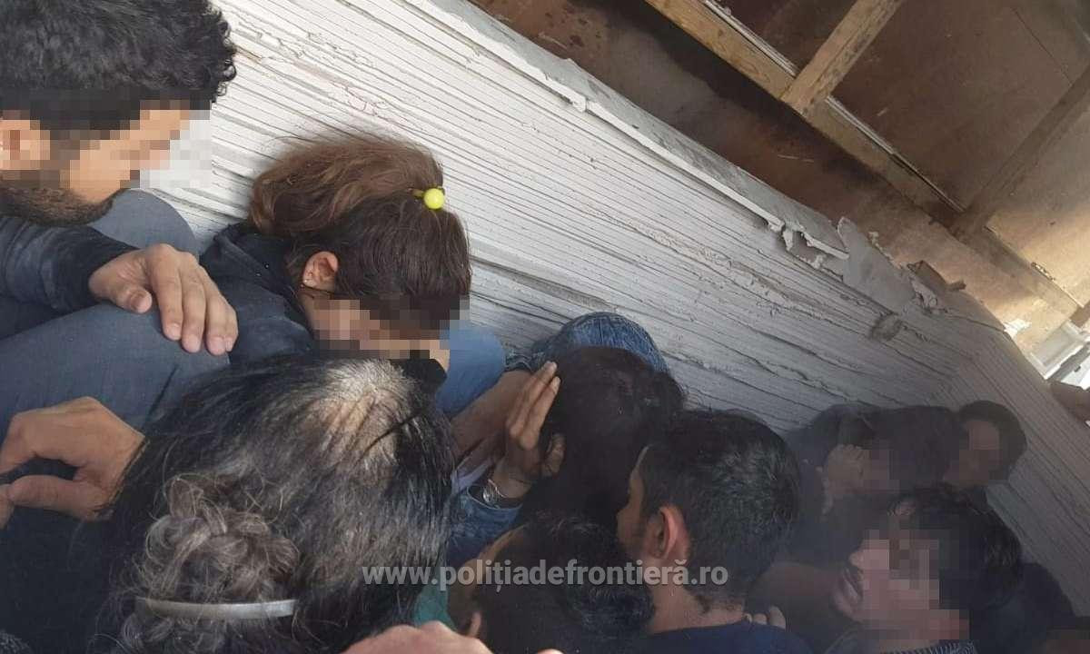 Descoperire uluitoare a poliţiei &icirc;n plăcile de rigips