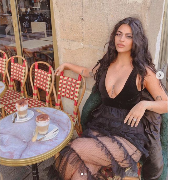 Un model celebru a fost dat afară din Luvru, din cauza ținutei provocatoare. „Lasă nuditatea pentru dormitor”