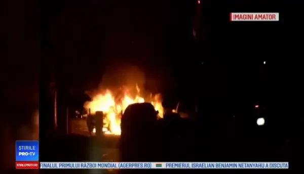 Două mașini au ars lângă Pasajul Basarab. Scânteile de la un panou electric au pornit incendiul