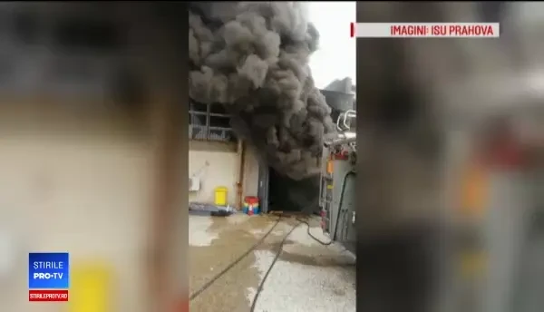 De 20 de ore, pompierii din Prahova încearcă să pună capăt unui incendiu izbucnit la un depozit de mase plastice