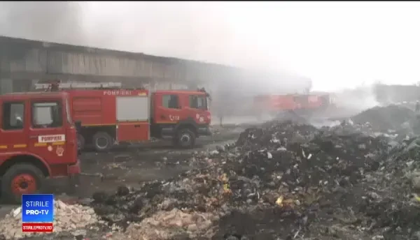 De ore bune, pompierii din Prahova încearcă să pună capăt unui incendiu izbucnit la un depozit de mase plastice