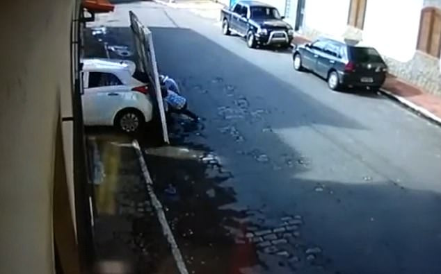 Momente de groază pentru doi bătrâni. Ce au pățit în timp ce se plimbau pe trotuar. VIDEO