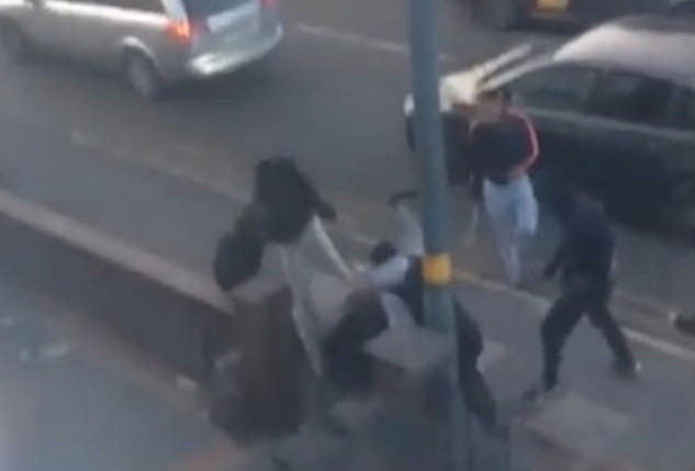 Imagini terifiante în Birmingham. Un bărbat a fost atacat pe stradă de mai mulți agresori