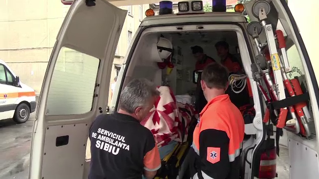 Un copil a fost cuprins de flăcări, după ce s-a urcat pe un vagon de marfă. Ce voia să facă