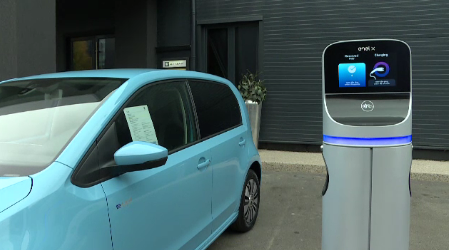 Statul nu investește în stații de încărcare a mașinilor electrice. Decizia companiilor private