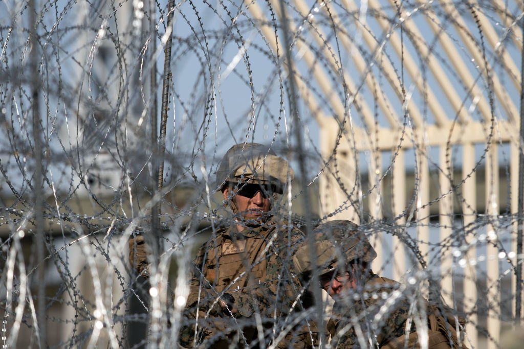 Armata SUA a ridicat garduri şi baricade la graniţa cu Mexicul. "Aşteptăm mii de oameni"