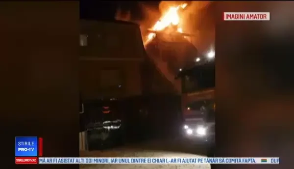 Vilă din Oradea distrusă de flăcări. Locatarii au fost salvați la timp de un vecin
