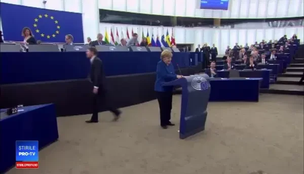 Merkel a cerut și ea o ”armată europeană veritabilă”. A fost huiduită și aplaudată