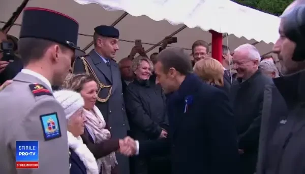 „Ești doamna Macron?” Reacția lui Merkel când o bătrânică o întreabă dacă e soția președintelui francez