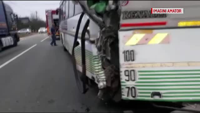 Opt oameni au fost răniți după ce două autobuze pline cu muncitori s-au ciocnit, în Gorj