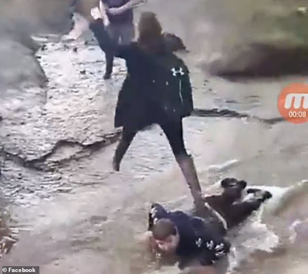 Un băiat cu paralizie cerebrală a fost umilit de colegii săi. "Dacă nu intri, o să te lovesc".