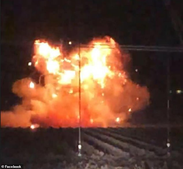 O femeie și-a aruncat în aer rochia de mireasă pentru a sărbători încheierea căsniciei