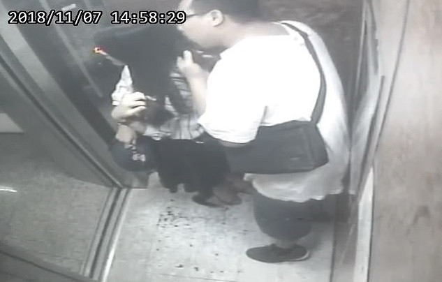 Imagini șocante surprinse în liftul unui bloc de locuințe. Ce i-a făcut un bărbat unei femei