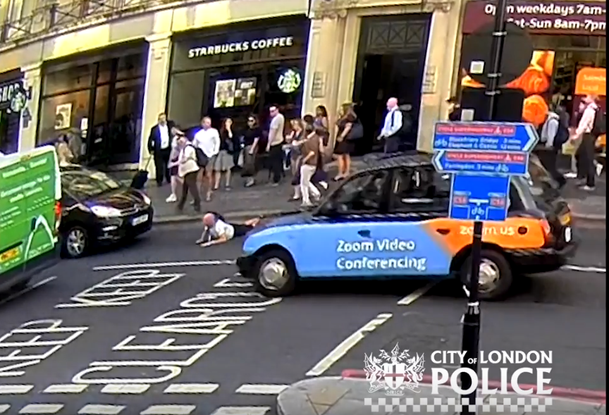 Bărbat împins în fața mașinii, pe o stradă aglomerată, după un schimb de replici. VIDEO