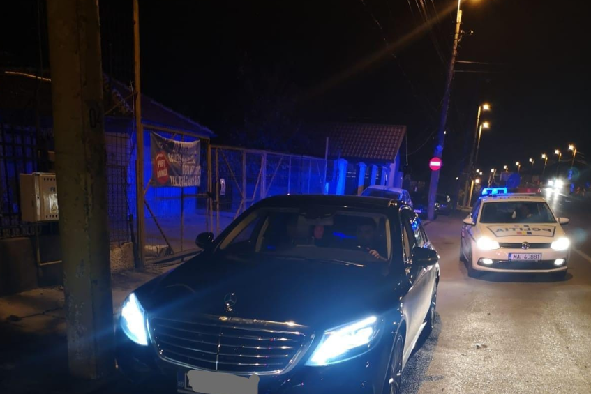 Tânăr arestat preventiv, după ce a fost oprit cu focuri de armă în trafic. A acroșat un polițist