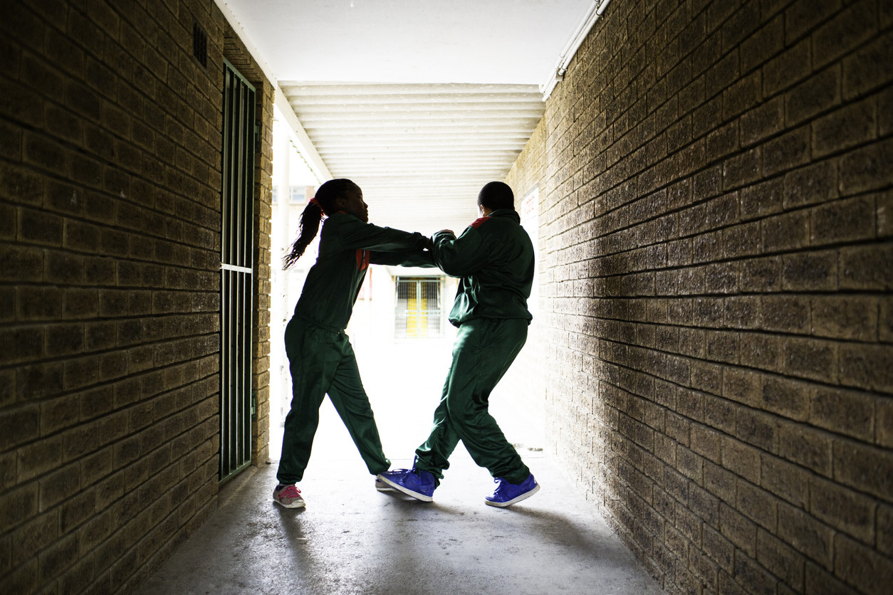 O fată de 13 ani a fost bătută de alte două adolescente. A fost deschis un dosar penal