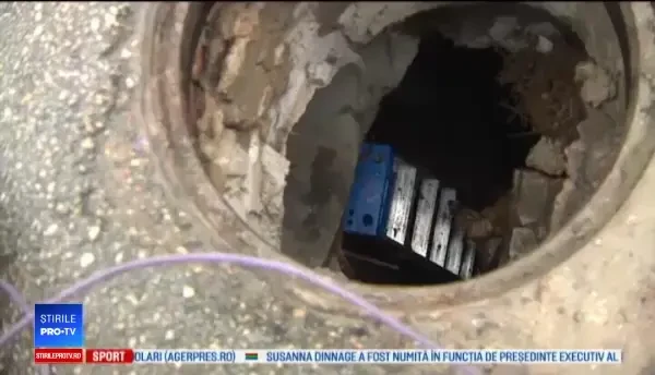 Eroii cartierului. Doi tineri au salvat doi căței dintr-un canal, după ce pompierii au renunțat