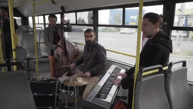 Un autobuz din Ploiești a găzduit un spectacol de jazz