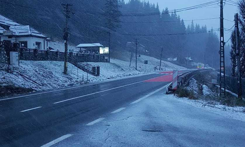 Ninsori în Harghita și Predeal. Drumarii au intervenit cu utilaje și sare. VIDEO