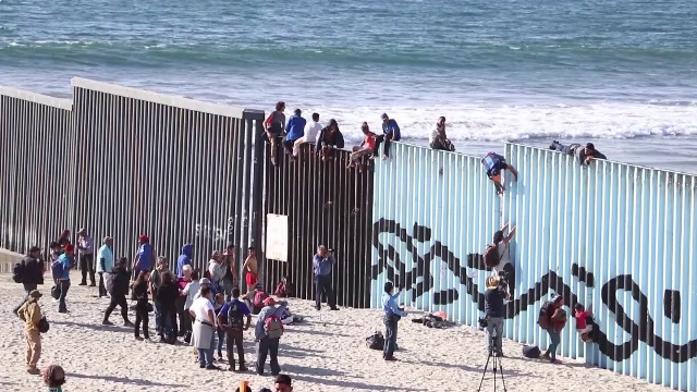 Primii migranţi din America Centrală au ajuns la frontiera SUA. Măsurile luate de americani