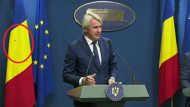 Un gândac pe steagul României la Guvern. Imaginile filmate. VIDEO