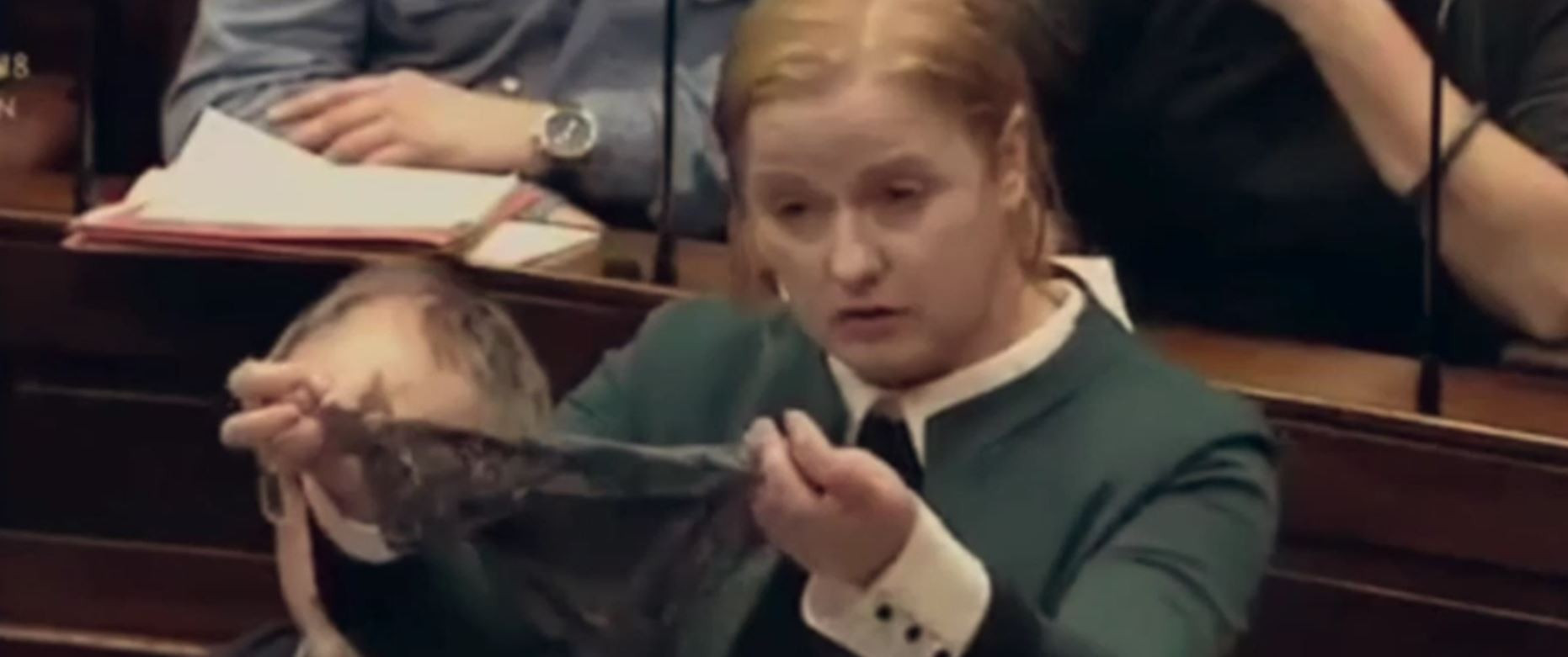 Chiloții unei adolescente, prezentați la un proces de viol: Uitați cum a fost îmbrăcată!