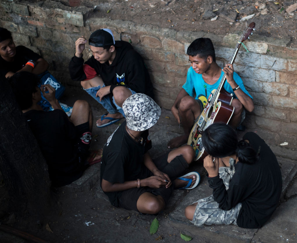 Trend periculos. Motivul pentru care adolescenții beau apa în care fierb absorbante
